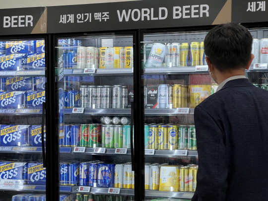 지난 9일 서울의 한 대형마트에 맥주가 진열되어 있다. 연합뉴스